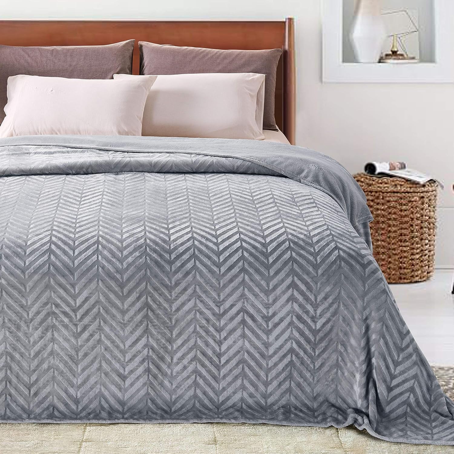 Flannel Fleece King Size Bed Blanket, Lightweight Breathable Soft Bedspread Plush Fluffy Coverlet Chevron Design Decorative Blanket for All Season, 90X104 Inch, Silver Grey